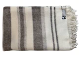 Foldet uldtæppe med grå og hvide striber, frynsede kanter og et lille mærke med metalclips i det ene hjørne.