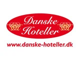 Et rødt ovalt logo med dekorative guldinitialer og hvid skrift, hvor der står Danske Hoteller. Nedenfor viser rød tekst hjemmesiden: www.danske-hoteller.dk.