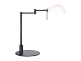 En moderne sort skrivebordslampe med en justerbar arm og en hvid halvkuppelformet skærm på en almindelig hvid baggrund.