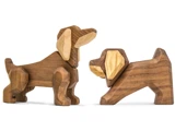 To hundefigurer i træ, en stående og en bøjende, udformet med lyse og mørke trædetaljer.