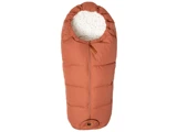En rustfarvet, polstret babysovepose med hætte og hvid, spættet inderside, vist mod en hvid baggrund.