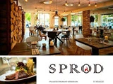 Moderne restaurantinteriør med træaccenter, dækkede borde og dæmpet belysning. Nedenfor vises en gourmetbøf på tallerken og navnet "SPROD" med kontaktoplysninger.