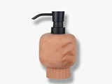 En sæbedispenser med en matsort pumpe og en afrundet, struktureret, lysebrun keramikkrop mod en hvid baggrund.