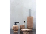 Et sæt badeværelsestilbehør i træ består af en sæbedispenser, en kop med tandbørste, en sæbeskål med sæbe og en toiletbørsteholder, alt sammen på en mørk overflade mod en lys baggrund.