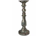 Høj, antik messinglysestage med rund fod og et dekorativt, drejet design, der har en forvitret, oxideret finish.