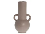 En moderne, mat taupe keramikvase med rund base, høj ribbet hals og to buede håndtag på hver side.