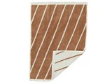 Et brunt håndklæde med diagonale hvide striber, kantet med hvidt og med det ene hjørne vendt, så bagsiden er hvid med brune diagonale striber.