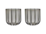 To gennemsigtige, gråtonede glasbægre med lodrette stribemønstre er placeret side om side på en hvid baggrund.