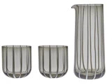 En høj glaskande og to matchende kander med lodrette grå striber på klart glas, vist på en hvid baggrund.