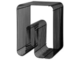 Et moderne, minimalistisk sidebord i sort metal med et åbent, burlignende design og en mindre, matchende struktur indeni.