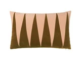 En rektangulær pude med beige baggrund og olivengrønne trekantede mønstre arrangeret i et gentagende geometrisk design.