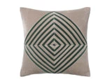 Firkantet beige pude med et geometrisk design af mørkegrønne og lysegrønne linjer, der danner et diamantmønster i midten.