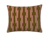 Rektangulær pude med et geometrisk mønster af olivengrønne diagonale striber og pink baggrund, der skaber et abstrakt, moderne design.