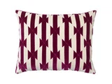 Rektangulær pude med hvid baggrund og dristigt, gentaget geometrisk mønster i mørk magenta med lodrette linjer og overlappende chevronformer.