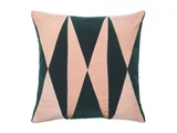 Firkantet pude med et geometrisk mønster af skiftevis rosa og mørkegrønne aflange diamantformer på et blødt stof.