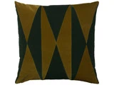 Firkantet pude med mørkegrønt og guldfarvet geometrisk mønster med store diamant- og trekantformer på et blødt fløjlsagtigt stof.