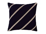 En firkantet sort pude med tre diagonale beige striber på forsiden.