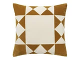 Firkantet pude med et geometrisk mønster i brunt og hvidt med trekanter og diamanter, der danner en kant omkring en almindelig firkant i midten.