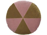 En rund pude med skiftende trekantede sektioner af støvet rosa og olivengrønt stof, der skaber et pinwheel-mønster.