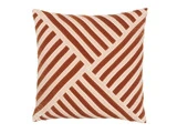 Firkantet pude med et geometrisk mønster af diagonale brune og beige striber, der danner en X-form i midten.