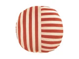 En rund pude med skiftevis lodrette og vandrette røde og cremefarvede striber på hver halvdel mod en hvid baggrund.