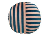 En rund pude med skiftevis lodrette og vandrette blå og beige striber.
