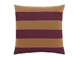 En firkantet pude med vandrette striber i skiftevis rødbrune og beige farver på en almindelig hvid baggrund.
