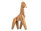 En giraffigur af træ med enkle, geometriske former og glatte brune og beige overflader, som står oprejst på fire ben.