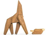 To minimalistiske dyrefigurer i træ: en høj og kantet, der ligner en giraf, og en mindre, afrundet figur, der ligger ned og sandsynligvis forestiller et lam eller et lignende dyr.