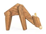 En minimalistisk træskulptur af et græssende dyr, muligvis en giraf, lavet af enkle geometriske former med en naturlig træfinish.