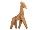 En giraffigur i træ med geometriske, kantede former og en glat finish, som står oprejst på fire ben.
