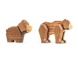 To dyrefigurer af træ, den ene ligner en gorilla og den anden en bjørn, begge fremstillet af glat naturtræ og placeret på en hvid baggrund.