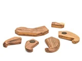 Seks trælegetøjsbrikker med glatte kanter, nogle med magneter, arrangeret på en hvid baggrund. Brikkerne er lavet af naturtræ og varierer i form og størrelse.