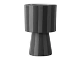En moderne, matsort keramikvase med lodrette riller og en geometrisk timeglasform.