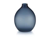 Matblå, oval keramikvase med smal hals og lille åbning på hvid baggrund.