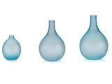 Tre gennemskinnelige blå vaser i forskellige størrelser, arrangeret fra den mindste til den største, med runde kroppe og smalle halse, på en hvid baggrund.