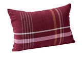 Rektangulær rødbrun pude med vandrette og lodrette striber i pink, orange og hvid.