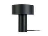 En moderne sort bordlampe med en cylindrisk fod og en bred, flad, cylindrisk lampeskærm; en elektrisk ledning går ud fra foden.