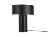 En moderne sort bordlampe med en cylindrisk fod og en bred, tromleformet lampeskærm, vist på en hvid baggrund med en synlig netledning.