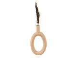En beige, oval keramikvase med en åben midte, der holder en enkelt tørret brun græsstængel på en hvid baggrund.