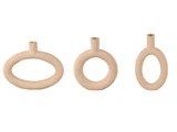 Tre beige keramikvaser med mat tekstur, hver formet som en åben oval ring med en lille cylindrisk hals i toppen, arrangeret i en række fra bredest til smallest.