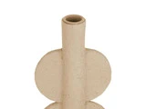 En beige keramikvase med struktureret overflade, høj, smal hals og to runde, flade sidestykker.