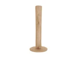 En beige, cylindrisk lerskulptur med en lodret rille, der står på en rund base mod en hvid baggrund.