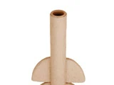 En beige, cylindrisk keramikvase med to buede finner på hver side, der ligner en stiliseret raket, på en hvid baggrund.