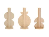 Tre beige keramikvaser med abstrakte geometriske former, hver med et lodret cylindrisk rør og forskellige runde eller halvcirkelformede former i bunden.