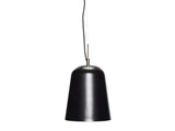 Minimalistisk sort pendel med en glat, klokkeformet skærm, der hænger i en sort og hvid ledning mod en hvid baggrund.