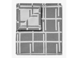 Et foldet gråt tæppe med et hvidt geometrisk gittermønster, der viser begge sider af stoffet.