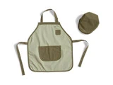 Et khakigrønt og beige forklæde med to forlommer og matchende kasket på en hvid baggrund.