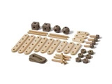 Et sæt med forskellige byggedele i træ, herunder stænger, klodser, møtrikker, bolte og forbindelsesplader i beige og brune farver, arrangeret pænt på en hvid baggrund.