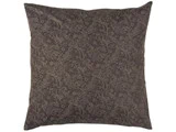 En firkantet pude i mørkebrunt stof med et indviklet, diskret blomster- og paisleymønster.